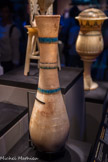 Grand vase en calcite avec incrustations de faïence égyptienne
Ce vase égyptien en calcite contenait le résidu brunâtre d'une huile parfumée au moment de sa découverte. Les huiles, essentielles aux rituels, étaient très prisées.
Calcite.