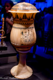 Vase en calcite sur socle arborant les cartouches de Toutânkhamon et d’Ânkhésenamon
Fidèle à la tradition des rois égyptiens, Toutânkhamon a épousé sa demi-sœur, Ânkhésenamon. Tous deux étaient issus du même père, mais la mère d’Ânkhésenamon était la reine Néfertiti, réputée pour sa grande beauté.
Calcite