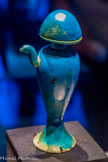 Vase heset en faïence à bec verseur et couvercle bombé
Ce vase, dont la forme rappelle le hiéroglyphe heset, « louer, favoriser », ainsi que le vase nemset sont les types de récipients qui furent utilisés pour la cérémonie d'ouverture de la bouche de Toutânkhamon.
Faïence égyptienne bleu foncé