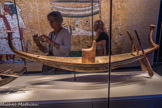 Barque solaire miniature en bois peint avec deux pagaies
En tout, 35 bateaux miniatures se trouvaient dans le tombeau. Grâce au pouvoir de la magie, chacun de ces bateaux devait se transformer en navire fonctionnel de taille réelle dans l’au-delà.
Bois