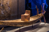 Barque solaire miniature en bois peint avec deux pagaies
En tout, 35 bateaux miniatures se trouvaient dans le tombeau. Grâce au pouvoir de la magie, chacun de ces bateaux devait se transformer en navire fonctionnel de taille réelle dans l’au-delà.
Bois