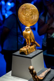 Figurine d'Horus sous les traits d'un faucon solaire.
Ce faucon en bois doré coiffé de disque solaire était monté sur la barre principale appelée le timon et faisait partie des ornements du char.
Bois, gesso, feuille d'or.
