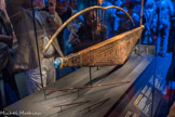 Étui en bois doré orné de scènes de chasse de Toutânkhamon à bord d’un char.
Pendant des siècles, les Égyptiens ont utilisé l'arc pour le combat et la chasse, mais l'usage d’étuis pour ranger et transporter les arcs est une innovation de la 18e dynastie.
Bois, feuille d'or, faïence égyptienne bleue, cuivre