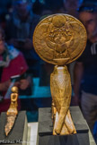 Figurine d'Horus sous les traits d'un faucon solaire.
Ce faucon en bois doré coiffé de disque solaire était monté sur la barre principale appelée le timon et faisait partie des ornements du char.
Bois, gesso, feuille d'or.