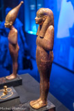 Statuette en bois doré de Sened sur socle avec inscriptions
Sened était l’un des dieux protecteurs de Toutànkhamon durant son périple dans l’au-delà.
Bois, gesso, feuille d’or, résine noire, bronze, obsidienne (yeux)