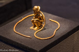 Figurine prosternée et chaîne en or du roi Amenhotep III
Une mèche de cheveu de l’épouse d’Amenhotep III, la reine Tryi. grand- mère de Toutànkhamon. a été trouvée aux côtés de cette figurine. Le collier chebiou d’Amenhotep III, fait de pertes de verre proclame sa dévotion à Rê.
Or