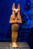 Statue en bois doré de Horsemsou (Horus l’Ancien)
Dans le Livre des Morts, Horsemsou est la forme sous laquelle Horus a combattu son oncle Seth pour remonter sur le trône d’Egypte et venger son père.
Bois, gesso, feuille d’or, résine noire, bronze, obsidienne (yeux), verre coloré (yeux)