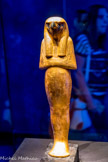 Statuette à tête de chacal de Douamoutef sur socle, en bois doré
Chacun des fils d’Horus était sous la protection d’une déesse. Douamoutef était protégé par Neith, déesse de la guerre et de la chasse.
Bois