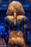 Statue en bois du gardien du Ka du roi, portant la coiffe Némès.
Les yeux au regard perçant du gardien sont faits d’obsidienne volcanique. Ses sandales et sur son front sont en bronze.
Bois, gesso, résine noire, feuille d'or, bronze, calcite blanche et obsidienne (yeux)