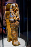 Cercueils canopes incrustés d’or de Toutânkhamon dédié à Amset et Isis.
Les viscères du roi étaient protégés par les quatre fils d’Horus, dont chacun était jumelé à une déesse canope. Amset et Isis gardaient le foie.
Coffre et  Couvercle. 
Or, verre coloré, cornaline.