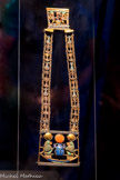 Pectoral en or ajouré chaîne et contrepoids avec scarabée en lapis-lazuli flanqué de Thot
Or, argent, lapis-lazuli, turquoise, faïence, calcite
