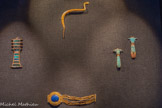 Amulette en or en forme de serpent
Or. <br>
Amulette en or en forme de pilier djed avec incrustation de faïence égyptienne
Or, faïence égyptienne. <br>
Amulette ouadj en or et feldspath Or, feldspath vert. <br>
Amulette en or et feldspath en forme de colonne de papyrus (ouadj) Or, feldspath vert. <br>
Bracelet en lapis-lazuli Or, lapis-lazuli, verre