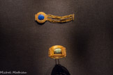 Bracelet en lapis-lazuli Or, lapis-lazuli, verre. <br>
Bracelet en or décoré d’un fragment de pierre verte Or, pierre vert pâle.