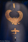 Collier ousekh en or avec contrepoids : vautour avec ailes déployées et uræus Or. <br>
Uræus à tête humaine muni d’ailes Or. <br>
Bague en forme de deux uræus en or avec incrustations de verre.