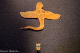 Uræus à tête humaine muni d’ailes Or. <br>
Bague en forme de deux uræus en or avec incrustations de verre.