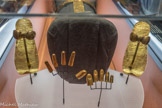 Doigtiers de pied en or (5)
L'or — aussi magnifique que durable — était considéré comme la chair même des dieux. Les parures en or de la momie mettent l’accent sur l’élévation de Toutânkhamon à l’état divin.
Or. <br>
Doigtiers (5)
Ces doigtiers aux jointures gravés s'ajustent à la perfection aux doigts de Toutânkhamon.
Or. <br>
Clous en argent à tête d’or du cercueil de Toutânkhamon I
Argent, or.  <br>
Sandales en or de la momie de Toutânkhamon
Les chaussures étaient un symbole de privilège. Les sandales du roi étaient transportées par un haut dignitaire et être « sous les sandales » de quelqu’un signifiait être dominé par cette personne.
Or.
