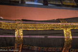 Deux bandes verticales latérales de la momie de Toutânkhamon
Toutes les parures externes étaient cousues sur la couche extérieure de bandelettes de la momie. En tout, il avait 150 objets sur la momie, dont 25 amulettes.
Or, cornaline, verre, faïence égyptienne
Quatre bandelettes horizontales et deux bandelettes verticales en or de la momie de Toutânkhamon, incrustées de cornaline, de lapis-lazuli et de verre
La momie était étroitement enveloppée de huit bandelettes en or richement ornées. Les incrustations de verre coloré formaient les hiéroglyphes du nom du roi et de formules magiques protectrices.
Or, cornaline, lapis-lazuli, faïence égyptienne, feldspath