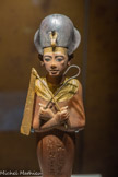 Chaouabti en bois portant la couronne khéprech et tenant la crosse et le fléau.