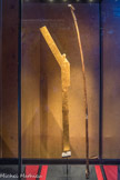Emblème res en bois (à gauche)
Le hiéroglyphe en forme de res signifie « se réveiller ». Lorsque le défunt renaissait dans l’au-delà, c’était comme s’il s’éveillait de son sommeil.
Bois, gesso, feuille d’or. <br>
Sceptre ouas en bois doré.
L’ancien nom de la capitale sacrée de Thèbes était Ouaset, qui s’écrivait au moyen du hiéroglyphe ouas qui figure aussi sur le cartouche de Toutânkhamon dans l’épithète « Souverain de Thèbes ».
Bois, gesso, feuille d'or.