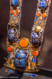 PectoraI, chaîne et contrepoids incrustés d’or avec scarabée en lapis-lazuli flanqué de l’uræus
Or, argent, cornaline, turquoise, lapis-lazuli, feldspath vert, verre.