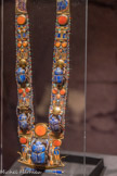PectoraI, chaîne et contrepoids incrustés d’or avec scarabée en lapis-lazuli flanqué de l’uræus
Or, argent, cornaline, turquoise, lapis-lazuli, feldspath vert, verre.