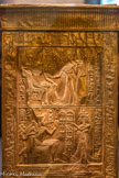 Naos en bois doré représentant des scènes de la vie de Toutânkhamon et d'Ânkhésenamon
Les chapelles, les bateaux sacrés et les cercueils étaient tractés sur des traîneaux dans les sables du désert jusqu'aux tombeaux des rois.
Bois, gesso, feuille d'or