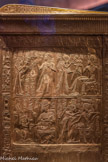 Naos en bois doré représentant des scènes de la vie de Toutânkhamon et d'Ânkhésenamon
Les chapelles, les bateaux sacrés et les cercueils étaient tractés sur des traîneaux dans les sables du désert jusqu'aux tombeaux des rois.
Bois, gesso, feuille d'or
