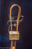 Sistre en bois doré avec fils de bronze
Ce sistre de cérémonie montre des signes évidents d’usure. Les anciens Égyptiens croyaient que le son de cet instrument plaisait au roi et réactiverait son ka.
Bois, bronze
